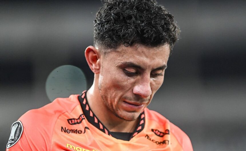 Los peores pronosticos Revelan los primeros detal El volante ecuatoriano **Joao Rojas** enfrentará una larga recuperación tras confirmarse una fractura de peroné que lo aleja de las canchas con **Barcelona SC**.