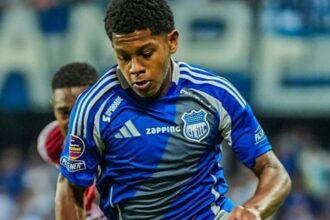 Luis Fragozo destaca en Emelec y ya hay varios clu El zaguero de Emelec, Luis Fragozo, atrae el interés de clubes de la LigaPro tras sus sólidas actuaciones con el conjunto eléctrico en la presente temporada.