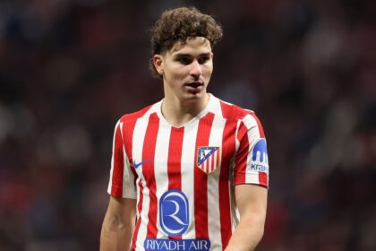 Mientras Griezmann confirma que se queda Julian A El delantero argentino Julián Álvarez no garantiza su permanencia en el Atlético de Madrid, a diferencia de Griezmann que confirmó su continuidad.