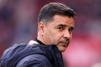 Mientras en Inglaterra desvelan reuniones para def Ante la posible salida de Pep Guardiola, un estratega internacional levanta la mano para asumir el mando en el Manchester City y la Premier League.