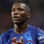 Moises Caicedo es seguido por dos gigantes de Euro El futuro de la estrella ecuatoriana Moisés Caicedo genera incertidumbre ante el fuerte interés de dos potencias del fútbol europeo por sacarlo de Londres.