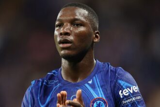 Moises Caicedo es seguido por dos gigantes de Euro El futuro de la estrella ecuatoriana Moisés Caicedo genera incertidumbre ante el fuerte interés de dos potencias del fútbol europeo por sacarlo de Londres.