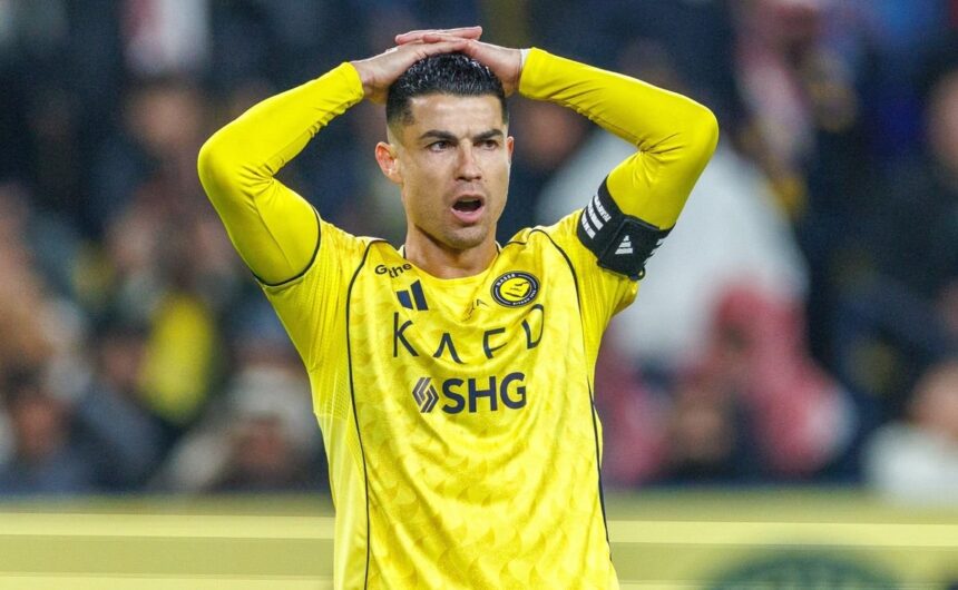 No es por su lesion Cristiano Ronaldo puede queda El astro portugués Cristiano Ronaldo podría quedar fuera de las canchas en Arabia Saudita debido a una amenaza de sanción disciplinaria en su contra.