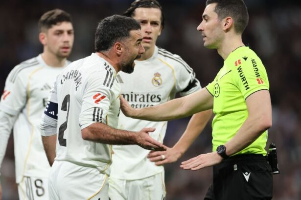 Reclamos silbidos y Florentino dimision Real Mad La afición del Real Madrid explotó contra el equipo y la directiva tras la sorpresiva derrota en casa frente al Getafe, pidiendo incluso la salida de su presidente.