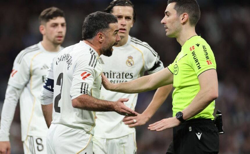 Reclamos silbidos y Florentino dimision Real Mad La afición del Real Madrid explotó contra el equipo y la directiva tras la sorpresiva derrota en casa frente al Getafe, pidiendo incluso la salida de su presidente.