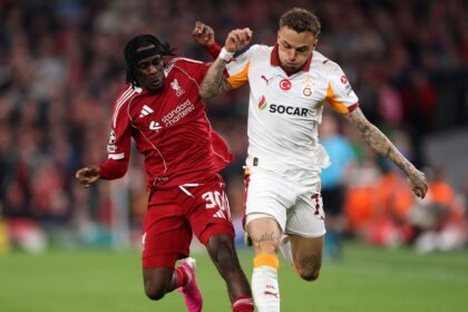 Terribles imagenes Asi quedo el dedo de Noa Lang El extremo del PSV Eindhoven, Noa Lang, protagonizó uno de los momentos más dolorosos de la jornada en Champions League tras sufrir una severa luxación.