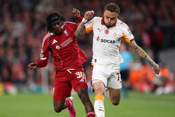 Terribles imagenes Asi quedo el dedo de Noa Lang El extremo del PSV Eindhoven, Noa Lang, protagonizó uno de los momentos más dolorosos de la jornada en Champions League tras sufrir una severa luxación.