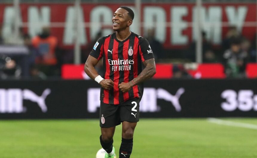 VIDEO Golazo de Pervis Estupinan en el Derby de El lateral ecuatoriano Pervis Estupiñán fue la gran figura tras anotar un tanto espectacular en el emblemático Derby de Milán.