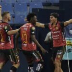 img 5373 Deportivo Cuenca dio el golpe en Guayaquil al imponerse 2-0 sobre Emelec en el Estadio George Capwell, en duelo correspondiente a la jornada 7 de la LigaPro Ecuador 2026. El compromiso, jugado este 4 de abril, significó tres puntos de oro para el conjunto azuayo, que se llevó una victoria clave en condición de visitante ante uno de los clubes históricos del país. El trámite fue disputado e intenso, con varias acciones determinantes en las que la firmeza defensiva del “Expreso Austral” y las decisiones arbitrales marcaron el desarrollo del encuentro.