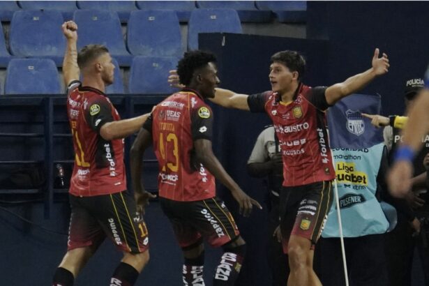 img 5373 Deportivo Cuenca dio el golpe en Guayaquil al imponerse 2-0 sobre Emelec en el Estadio George Capwell, en duelo correspondiente a la jornada 7 de la LigaPro Ecuador 2026. El compromiso, jugado este 4 de abril, significó tres puntos de oro para el conjunto azuayo, que se llevó una victoria clave en condición de visitante ante uno de los clubes históricos del país. El trámite fue disputado e intenso, con varias acciones determinantes en las que la firmeza defensiva del “Expreso Austral” y las decisiones arbitrales marcaron el desarrollo del encuentro.