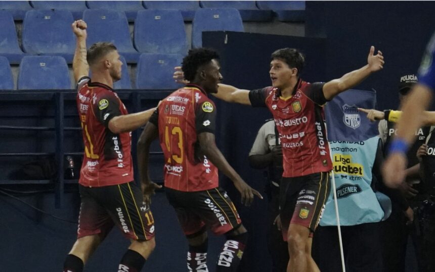 img 5373 Deportivo Cuenca dio el golpe en Guayaquil al imponerse 2-0 sobre Emelec en el Estadio George Capwell, en duelo correspondiente a la jornada 7 de la LigaPro Ecuador 2026. El compromiso, jugado este 4 de abril, significó tres puntos de oro para el conjunto azuayo, que se llevó una victoria clave en condición de visitante ante uno de los clubes históricos del país. El trámite fue disputado e intenso, con varias acciones determinantes en las que la firmeza defensiva del “Expreso Austral” y las decisiones arbitrales marcaron el desarrollo del encuentro.