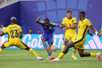 6LOQECGXQVEVNHCIP7YZAAKP74 Tras la derrota por 1-0 frente a Costa de Marfil y el empate sin goles ante Curazao, Ecuador quedó al borde de la eliminación en el Mundial 2026. La Tri suma apenas un punto en dos partidos, no ha marcado goles y afrontará la última fecha ante una Alemania que ya aseguró su clasificación tras ganar sus dos primeros encuentros.