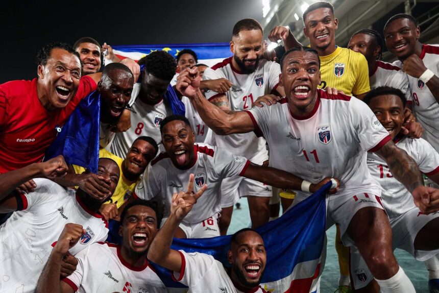 DCTSU2LSPVD6DBPF6DDXYGN26I Cuando comenzó el Mundial, muy pocos apostaban por Cabo Verde. Un país africano de apenas 530.000 habitantes, debutante en una Copa del Mundo y ubicado muy lejos de las potencias históricas. Sin embargo, dos jornadas después, los 'Tiburones Azules' ya dejaron de ser una curiosidad para convertirse en una de las historias más sorprendentes del torneo.