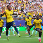 image 1 Ecuador escribió una de las páginas más importantes de su historia futbolística al derrotar 2-1 a Alemania y asegurar su clasificación a los dieciseisavos de final del Mundial 2026. La Tricolor remontó el marcador frente a una selección cuatro veces campeona del mundo y consiguió un triunfo que pocos imaginaban tras sumar apenas un punto en las dos primeras jornadas.