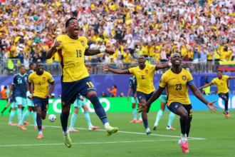 image 1 Ecuador escribió una de las páginas más importantes de su historia futbolística al derrotar 2-1 a Alemania y asegurar su clasificación a los dieciseisavos de final del Mundial 2026. La Tricolor remontó el marcador frente a una selección cuatro veces campeona del mundo y consiguió un triunfo que pocos imaginaban tras sumar apenas un punto en las dos primeras jornadas.