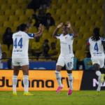 image 10 Barcelona SC atraviesa uno de sus momentos más delicados de la temporada. La derrota 1-0 frente a Liga de Quito no solo frenó sus aspiraciones de pelear por el liderato de la LigaPro, sino que también dejó al equipo de César Farías bajo una fuerte presión de cara al tramo decisivo del campeonato. Aunque el Ídolo continúa en puestos de clasificación al hexagonal final, el margen de error comienza a reducirse y la irregularidad preocupa cada vez más.