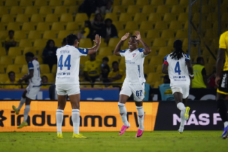 image 10 Barcelona SC atraviesa uno de sus momentos más delicados de la temporada. La derrota 1-0 frente a Liga de Quito no solo frenó sus aspiraciones de pelear por el liderato de la LigaPro, sino que también dejó al equipo de César Farías bajo una fuerte presión de cara al tramo decisivo del campeonato. Aunque el Ídolo continúa en puestos de clasificación al hexagonal final, el margen de error comienza a reducirse y la irregularidad preocupa cada vez más.