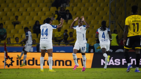 image 10 Barcelona SC atraviesa uno de sus momentos más delicados de la temporada. La derrota 1-0 frente a Liga de Quito no solo frenó sus aspiraciones de pelear por el liderato de la LigaPro, sino que también dejó al equipo de César Farías bajo una fuerte presión de cara al tramo decisivo del campeonato. Aunque el Ídolo continúa en puestos de clasificación al hexagonal final, el margen de error comienza a reducirse y la irregularidad preocupa cada vez más.