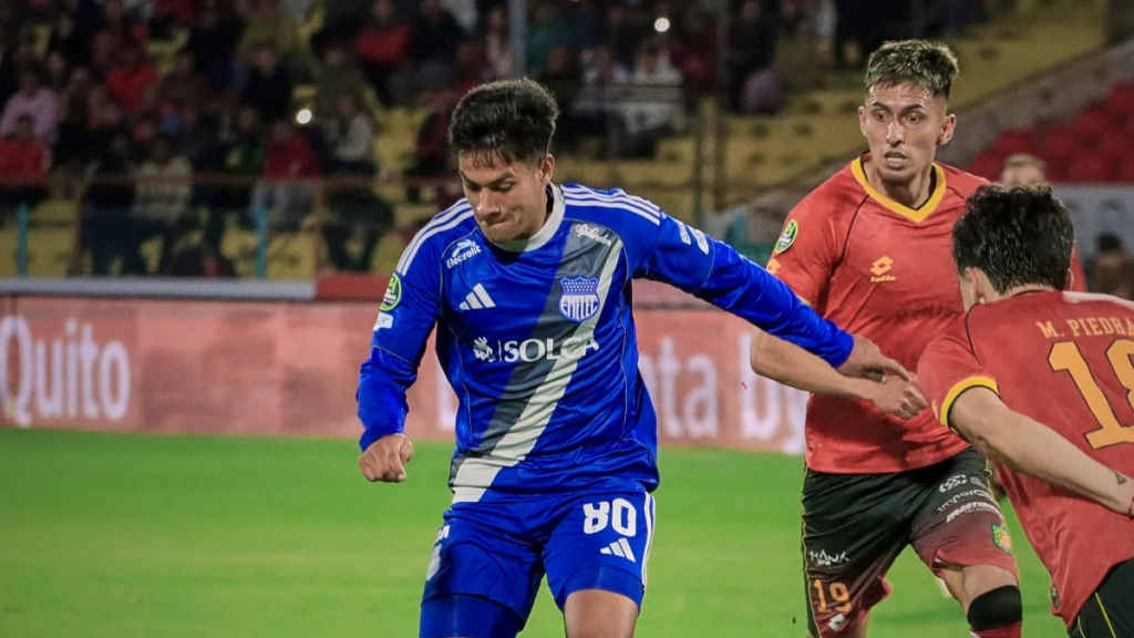 image 11 Emelec sufrió un duro golpe en la fecha 22 de la Liga Ecuabet al caer 2-1 frente a Deportivo Cuenca en el estadio Alejandro Serrano Aguilar. El conjunto eléctrico no pudo sostener el resultado y terminó cediendo tres puntos vitales en un duelo directo por los puestos de clasificación, quedando relegado al décimo lugar con 28 unidades.