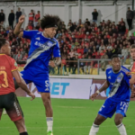 image 12 Emelec sufrió un duro golpe en la fecha 22 de la Liga Ecuabet al caer 2-1 frente a Deportivo Cuenca en el estadio Alejandro Serrano Aguilar. El conjunto eléctrico no pudo sostener el resultado y terminó cediendo tres puntos vitales en un duelo directo por los puestos de clasificación, quedando relegado al décimo lugar con 28 unidades.