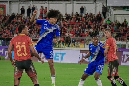 image 12 Emelec sufrió un duro golpe en la fecha 22 de la Liga Ecuabet al caer 2-1 frente a Deportivo Cuenca en el estadio Alejandro Serrano Aguilar. El conjunto eléctrico no pudo sostener el resultado y terminó cediendo tres puntos vitales en un duelo directo por los puestos de clasificación, quedando relegado al décimo lugar con 28 unidades.