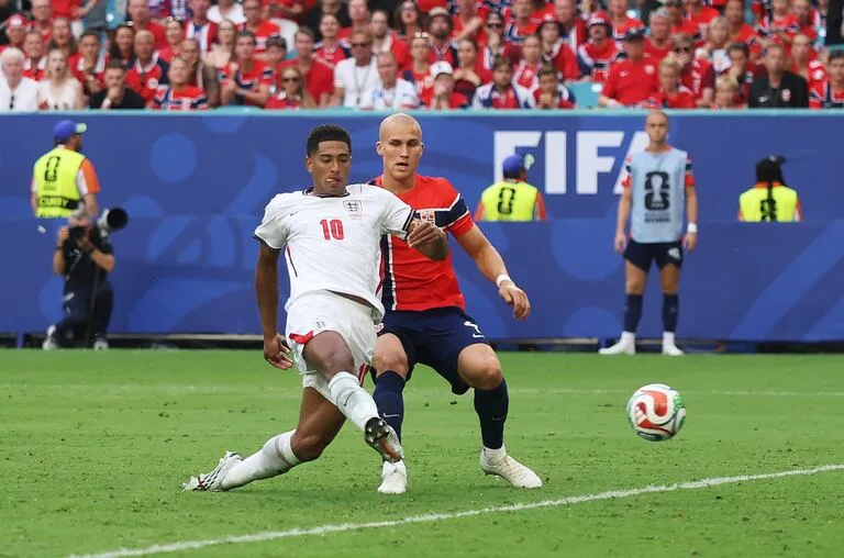 DEL SUEÑO MUNDIALISTA A LAS AMENAZAS: EL CALVARIO QUE VIVE ALEXANDER SØRLOTH TRAS LA ELIMINACIÓN DE NORUEGA 2 image 5 La eliminación de Noruega en los cuartos de final del Mundial 2026 frente a Inglaterra dejó una profunda tristeza entre los aficionados, pero lo ocurrido después encendió las alarmas del fútbol internacional. El delantero Alexander Sørloth pasó de ser uno de los referentes de su selección a convertirse en el blanco de una ola de insultos, amenazas de muerte y mensajes de odio dirigidos tanto a él como a su familia.
