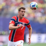 image 6 La eliminación de Noruega en los cuartos de final del Mundial 2026 frente a Inglaterra dejó una profunda tristeza entre los aficionados, pero lo ocurrido después encendió las alarmas del fútbol internacional. El delantero Alexander Sørloth pasó de ser uno de los referentes de su selección a convertirse en el blanco de una ola de insultos, amenazas de muerte y mensajes de odio dirigidos tanto a él como a su familia.