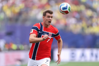 image 6 La eliminación de Noruega en los cuartos de final del Mundial 2026 frente a Inglaterra dejó una profunda tristeza entre los aficionados, pero lo ocurrido después encendió las alarmas del fútbol internacional. El delantero Alexander Sørloth pasó de ser uno de los referentes de su selección a convertirse en el blanco de una ola de insultos, amenazas de muerte y mensajes de odio dirigidos tanto a él como a su familia.