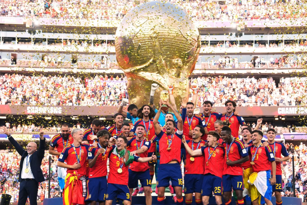 image 7 España volvió a hacer historia en el fútbol mundial. La selección dirigida por Luis de la Fuente derrotó 1-0 a Argentina en una final intensa que se definió en el tiempo suplementario gracias a un gol de Ferran Torres, conquistando así su segunda Copa del Mundo y poniendo fin al reinado de la Albiceleste, vigente campeona desde Qatar 2022.