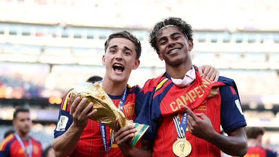 image 8 España volvió a hacer historia en el fútbol mundial. La selección dirigida por Luis de la Fuente derrotó 1-0 a Argentina en una final intensa que se definió en el tiempo suplementario gracias a un gol de Ferran Torres, conquistando así su segunda Copa del Mundo y poniendo fin al reinado de la Albiceleste, vigente campeona desde Qatar 2022.