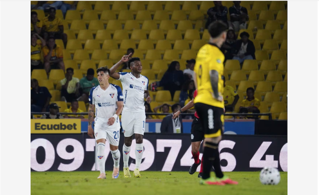image 9 Barcelona SC atraviesa uno de sus momentos más delicados de la temporada. La derrota 1-0 frente a Liga de Quito no solo frenó sus aspiraciones de pelear por el liderato de la LigaPro, sino que también dejó al equipo de César Farías bajo una fuerte presión de cara al tramo decisivo del campeonato. Aunque el Ídolo continúa en puestos de clasificación al hexagonal final, el margen de error comienza a reducirse y la irregularidad preocupa cada vez más.