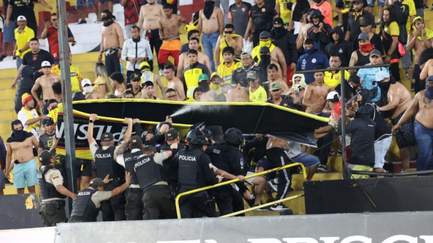 image 2 Barcelona SC volvió a recibir un duro golpe. El Ídolo cayó 1-2 ante Macará en el estadio Monumental y la derrota provocó la reacción de un sector de la hinchada.